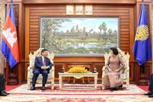 La Présidente de l’Assemblée nationale du Cambodge, Khuon Sudary (à droite) et l’ambassadeur du Vietnam Nguyên Huy Tang. Photo : VOV.