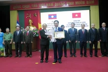 Cérémonie de remise des ordres et insignes du Laos à des organisations et particuliers de Thai Nguyên. Photo : VNA.