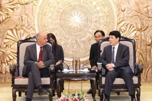 Le permanent du Secrétariat du Comité central du PCV, Luong Cuong (droite), reçoit le secrétaire général du Parti communiste portugais, Paulo Raimundo, le 16 août, à Hanoï. Photo : VNA.
