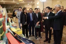 Les délégués visitent un stand d’exposition au Forum de promotion du commerce et de l’investissement Vietnam-Laos. Photo : VNA.
