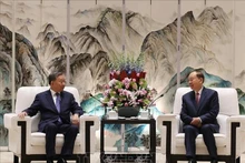 Le secrétaire général du Comité central du Parti communiste du Vietnam (PCV) et président vietnamien, Tô Lâm (gauche), et Huang Kunming, membre du Bureau politique du Parti communiste chinois (PCC) et secrétaire du Comité provincial du PCC du Guangdong.