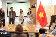 Nguyen Phuong Chung, professeure au département de langues de l'Université Columbia (à droite), prend la parole lors de la cérémonie d'ouverture du cours. Photo : NDEL.