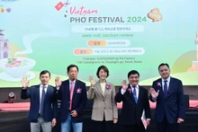 Le "Vietnam Phở Festival 2024" a comporté une scène de spectacle, ainsi que près de 70 stands, dont plus de 40 proposant du Phở et d’autres spécialités vietnamiennes et sud-coréennes. Photo : baoquocte.vn