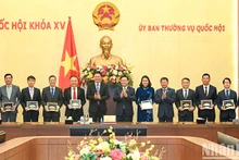 Le Président de l'AN Vuong Dinh Huê (au centre) et les chefs des organes de représentation du Vietnam à l'étranger pour le mandat 2023 - 2026. Photo : NDEL.