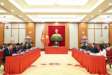 Le secrétaire général du Parti communiste du Vietnam (PCV) Tô Lâm a un entretien téléphonique avec le secrétaire général du Parti d'action populaire de Singapour (PAP), Lawrence Wong, également Premier ministre singapourien. Photo : VNA.