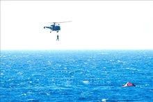 Un hélicoptère de sauvetage sauve des marins après une attaque contre un cargo au large du Yémen, le 6 mars 2024. Photo : VNA.