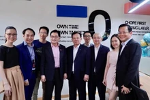Le Vice-Premier ministre singapourien Heng Swee Keat (4e à partir de la gauche) et les dirigeants de Becamex, VSIP et Block71 Saigon. Photo : vtv