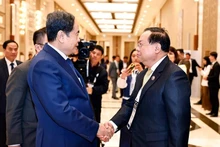 Le président de l’Assemblée nationale, Trân Thanh Mân (à gauche) serre la main du président de la Commission des affaires étrangères de l’Assemblée nationale du Laos, Sanya Praseuth. Photo : VNA.