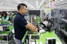 Un travailleur de la société Samsung Electronics Vietnam exploite le système de fabrication et d'assemblage de composants électroniques. Photo : NDEL.
