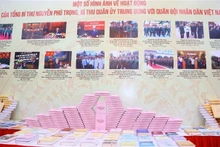 Le livre du Secrétaire général Nguyên Phu Trong sur les lignes militaires et les stratégies de défense. Photo : VNA.