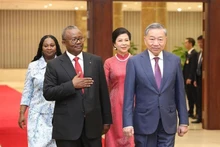 Le secrétaire général du Parti communiste du Vietnam et président Tô Lâm et son épouse (droite) président un banquet en l'honneur du président de la République de Guinée-Bissau, Umaro Sissoco Embaló, et son épouse, en visite officielle au Vietnam. Photo : VNA.