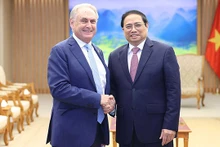 Le Premier ministre Pham Minh Chinh (à droite) reçoit le ministre australien du Commerce et du Tourisme Don Farrell. Photo : VNA