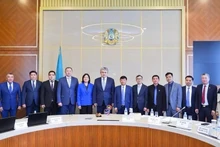 La délégation de la province de Bac Ninh lors de la réunion avec Kosherbayev E.B., gouverneur de la province du Kazakhstan oriental. Photo : baoquocte.vn