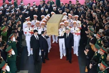 Des dirigeants du Parti et de l'État portent le cercueil du Secrétaire général Nguyên Phu Trong. Photo : VNA.