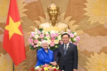 Le Président de l’AN, Vuong Dinh Huê (à droite) et la secrétaire américaine au Trésor Janet Yellen. Photo : NDEL.