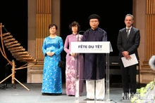 L’ambassadeur vietnamien en France, Dinh Toan Thang (au micro) prend la parole lors de cérémonie. Photo : NDEL.