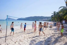 Des touristes internationaux se prélassent au soleil et se détendent sur la plage de Khem, à Phu Quôc. Photo : NDEL.