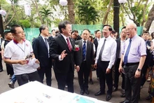 Des responsables vietnamiens et japonais visitent des stands lors du festival. Photo : VNA