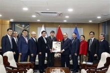 Le Président Nguyên Xuân Phuc (5e à droite) reçoit le président de l'Association d'Amitié Corée - Vietnam, Kim Joon. Photo : VNA.