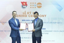 Le premier secrétaire de l'UJCH, Bui Quang Huy (à droite), également président du Comité national de la Jeunesse du Vietnam, Matt Jackson, représentant en chef du FNUAP au Vietnam, échangent un protocole d'accord pour la période 2023-2026. Photo: VNA