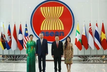 Le Secrétaire général du PCV, Tô Lâm (2e de gauche à droite), et son épouse rencontrent le secrétaire général de l'ASEAN, Kao Kim Hourn, et son épouse en Indonésie. Photo : VNA.