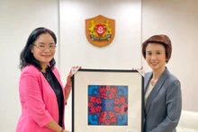 La vice-ministre vietnamienne de la Culture, des Sports et du Tourisme, Trinh Thi Thuy (à gauche) et Low Yen Ling, secrétaire d’État, Ministère de la Culture, de la Communauté et de la Jeunesse de Singapour. Photo : thoidai.com.vn