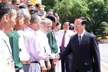 Le Président Vo Van Thuong (à droite) avec les contributeurs à la cause révolutionnaire de Vinh Long, à Hanoi, le 30 mai. Photo : VNA.