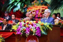 Do Van Chiên, membre du Politburo, secrétaire du Comité central du Parti, président du 10e Comité central du FPV, s'exprime à la cérémonie de clôture du 10e Congrès national du FPV. Photo : VNA.