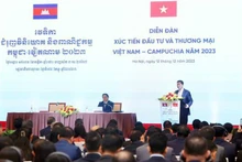 Le Premier ministre cambodgien Samdech Moha Bovor Thipadei Hun Manet prend la parole lors du Forum de promotion de l'investissement et du commerce Vietnam - Cambodge. Photo : VNA.