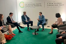 Le Vice-Premier ministre Trân Hông Hà (à droite) et John Kerry, envoyé spécial des États-Unis pour le climat. Photo: VNA