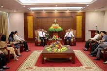 Le secrétaire du Comité provincial du Parti de Hoa Binh, Nguyen Phi Long reçoit la délégation de l'ambassade d'Inde à Hoa Binh. Photo: VNA.