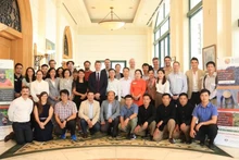 Le chargé d'affaires par intérim de l'ambassade d'Australie au Vietnam, Mark Tattersall, et des représentats des six projets de partenariat. Photo : qdnd.vn.
