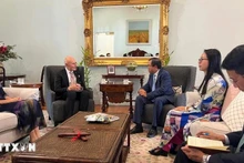 L'ambassadeur du Vietnam en Australie, Pham Hung Tam (à droite), et la consule générale Nguyen Thanh Ha rendent une visite de courtoisie au gouverneur de l'Australie du Nord, Hugh Heggie (à gauche). Photo : VNA.