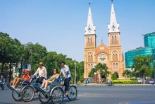 Des touristes étrangers à Hô Chi Minh-Ville. Photo : VNA.