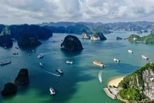 La baie d’Ha Long (dans la province de Quang Ninh, au Nord-Est du Vietnam) a été classée à deux reprises sur la liste de patrimoine naturel mondial de l’UNESCO en 1994 et en 2000. Photo : VOV.