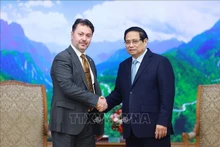 Le Premier ministre Pham Minh Chinh (droite) et l’ambassadeur du Pakistan, Kohdayar Marri. Photo : VNA.