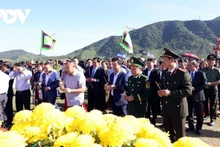 De nombreux fonctionnaires et habitants de la province de Binh Dinh ont offert de l'encens au palais Kinh Thiên, le 1er février. Photo : VOV.