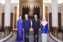Le secrétaire général du Comité central du Parti communiste vietnamien Tô Lâm (deuxième à partir de la gauche) et son épouse (première à gauche) et le Premier ministre malaisien Anwar Ibrahim (deuxième à partir de la droite) et son épouse. Photo : VNA.