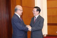 Vo Van Thuong (à droite), Permanent du Secrétariat du Parti communiste du Vietnam, reçoit Tsutomu Takebe, conseiller spécial de l’Alliance des députés d’amitié Japon - Vietnam. Photo : VNA.