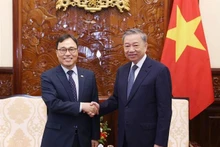 Le président To Lam (droite) a rencontré le 2 août à Hanoï l'ambassadeur de République de Corée, Choi Young Sam. Photo : VNA.