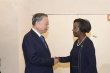 Le secrétaire général du Parti communiste du Vietnam et président vietnamien Tô Lâm et la secrétaire générale de l'OIF, Louise Mushikiwabo. Photo : VNA.