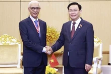 Le Président de l'Assemblée nationale Vuong Dinh Huê (à droite) et le Président de la Chambre des représentants du Maroc Rachid Talbi El Alami. Photo : VNA.