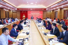 Nguyên Trong Nghia, membre du Bureau politique, secrétaire du Comité central du Parti communiste du Vietnam et chef de la Commission centrale de la sensibilisation et de l’éducation et et de mobilisation de masse du Parti, s'exprime lors de la réunion. Photo : VNA.