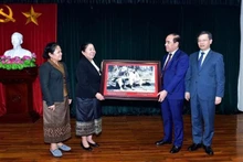 Les responsables de Tuyên Quang ont offert à la Commission d’organisation du Comité central du PPRL une photo du Président Hô Chi Minh et du prince Souphanouvong prise en 1951 à Tuyên Quang. Photo : VNA.
