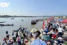 De nombreux habitants viennent regarder et encourager les bateaux de course. Photo : VOV.