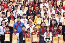 Le Président de la République Nguyên Xuân Phuc et des enfants exemplaires des 54 groupes ethniques du pays. Photo: VNA