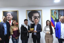 Le rédacteur en chef adjoint de la revue Communiste, Vu Trong Lâm (troisième à partir de la droite) présente un souvenir au vice-président du PSUV chargé des affaires d’organisation et président de l’Assemblée nationale vénézuélienne Pedro Infante. Photo : VNA.