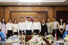 Réunion tenue le 28 août à Hanoï entre le Comité central de l’Union de la Jeunesse communiste de Hô Chi Minh du Vietnam et le Conseil national de la Jeunesse de Singapour. Photo : NDEL.