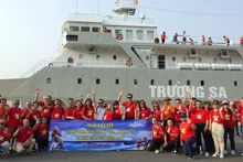 Une délégation de Viêt kiêu visite le district insulaire de Truong Sa et la plateforme DK1, 18 au 23 avril. Photo : hoinhabao.vn