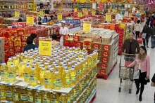 Les produits domestiques dominent les rayons des supermarchés et des magasins de proximité, Photo : VNA.